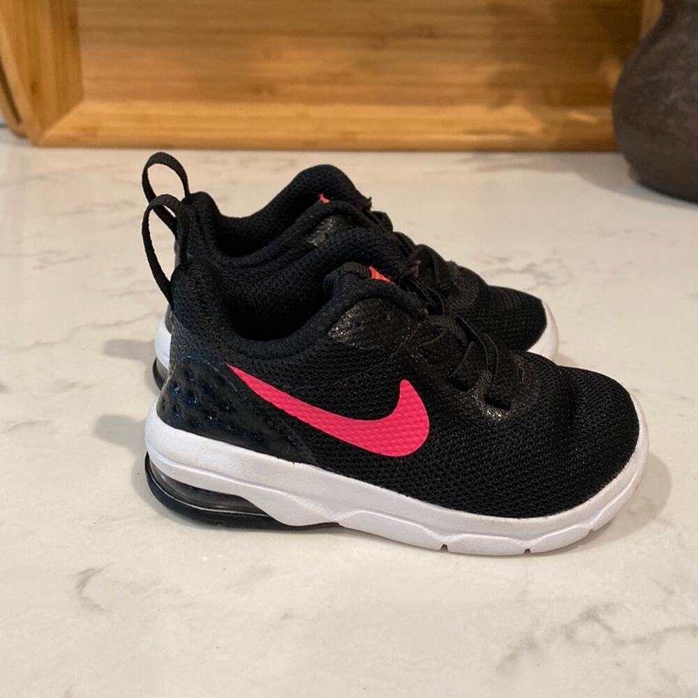 NIKE AIR MAX Motion Low pink black sporty casual lightweight size 4 girly